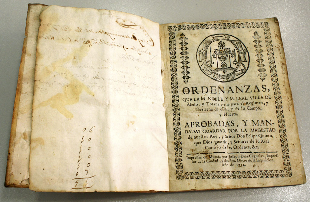 Los herederos de Jos Mara Munuera y Abada donan un libro del ao 1724 al archivo municipal